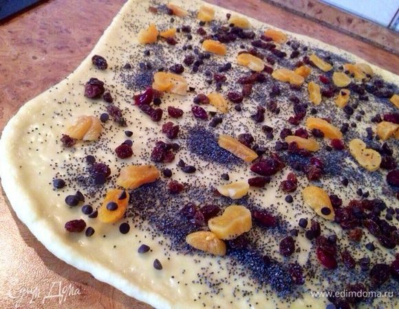 Обильно посыпать начинкой. Курагу нарезать соломкой.