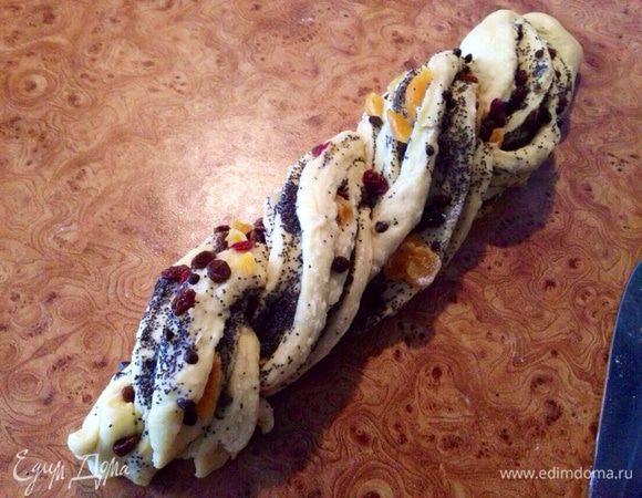 Развернуть срезом вверх и переплести жгуты между собой.