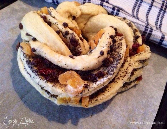 Свернуть в круг, закрепить хорошо концы. Накрыть полотенцем и оставить на 40 минут, для увеличения объема.