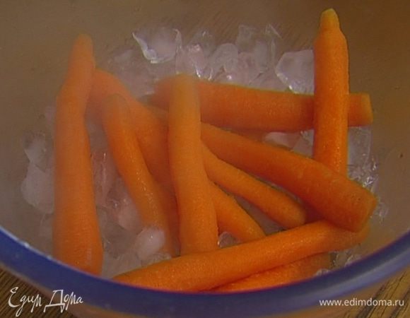 В отдельной кастрюле вскипятить воду, посолить и отправить туда морковь. Варить несколько минут и откинуть на сито, а затем поместить ее в лед. Охлажденную морковь обсушить бумажным полотенцем.