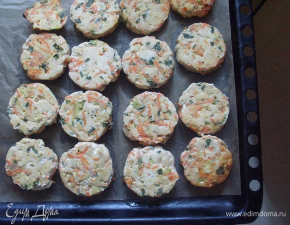 Выпекать при температуре 200 градусов 18 минут с одной стороны. Переложить на второй противень также застеленный тефлоновым листом, перевернув на другую сторону. Готовить 7-8 минут (можно и не переворачивать - просто решила попробовать этот способ - они чуть больше зазолотились сверху, на вкус это не влияет).