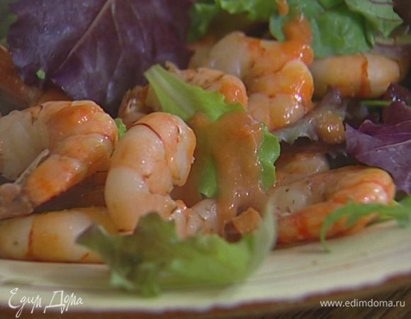 Сдобрить салат томатным соусом.