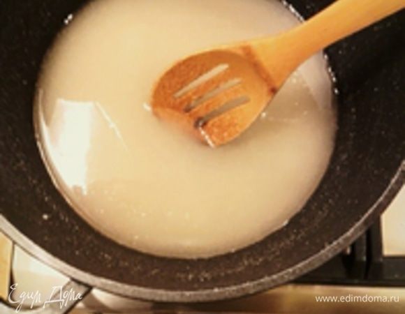 В ковшике соедините сахар, воду и  лимонный сок.