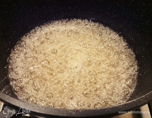 Помешивая доведите до кипения, накройте ковшик крышкой и кипятите на среднем огне в течение 4-х минут. За это время конденсат с крышки будет стекать по стенкам ковшика и не даст образовываться сахарным кристаллам. Снимите крышку и продолжайте готовить, не перемешивая, до стадии «мягкий шарик» - то есть когда пузырьки на поверхности сиропа начнут лопаться медленнее и станут крупнее.