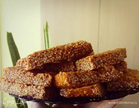 Уберите ковшик с огня, добавьте оставшиеся ингредиенты - сливки, масло, соль, ваниль и соду. Хорошо перемешайте. Карамель начнет очень сильно пузыриться и станет такой что ли пушистой... 
Пока этот процесс не закончился, вылейте смесь на пекарскую бумагу или на смазанный маслом противень. В принципе, можно оставить так как есть, а можно распределить массу ножом по доске или залить в форму. Дать остыть до комнатной температуры, а потом разломать на кусочки. Иногда в этом помогает молоток...