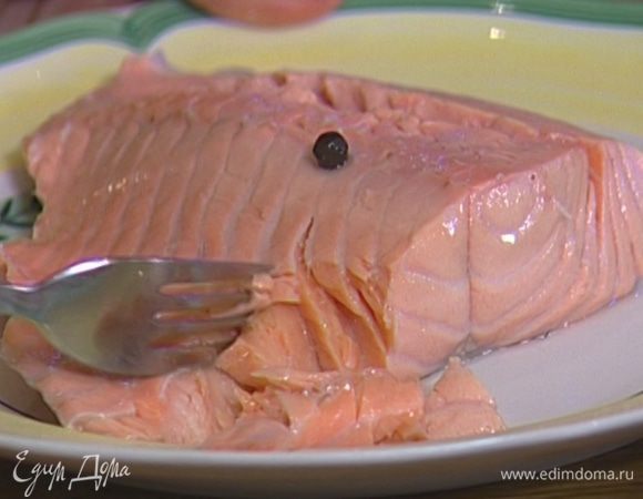 Разобрать семгу на небольшие кусочки.