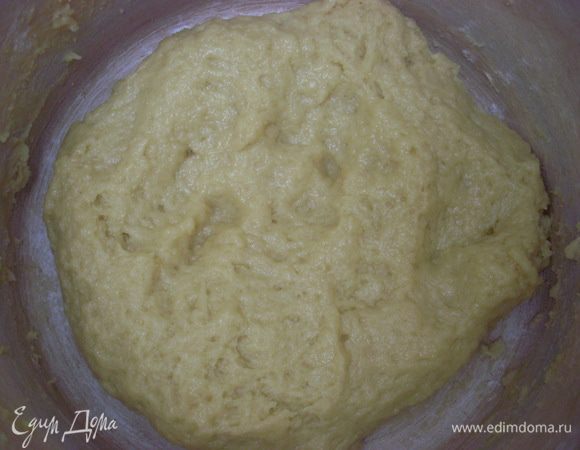 Смешать муку, соль, сахар и яйца. Тут я перепутала порядок, указанный в рецепте Нины, и сразу добавила размягченное до сметанообразной консистенции сливочное масло. На итоговый результат это не повлияло. Хорошо размешала - минут 10-15. Замочила изюм в кипятке на 5 минут, слила кипяток и замочила в алкоголе (можно использовать коньяк). Орехи крупно порубила.