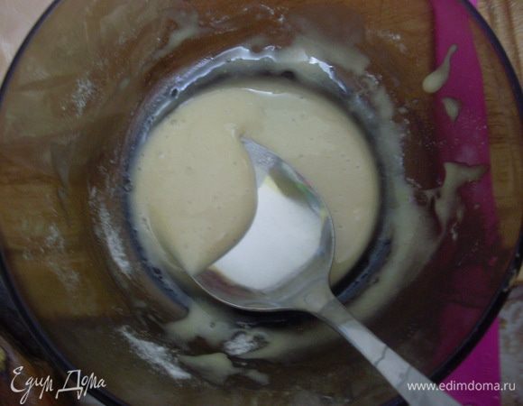 Так как дрожжи у меня были только сухие (шариками), то я проверяла их работоспособность, замочив в теплой воде. Для консистенции теста, так добавлять их было опасно - оно и так достаточно нежное получилось. поэтому я "загустила" дрожжи столовой ложкой сухого молока и добавила к тесту. Положила тесто на расстойку на 2 часа в теплое место (около батареи) - оно стало гладким и однородным, но не слишком подросло. Слила алкоголь из изюма. Добавила в тесто изюм и орехи.
После этого надо выдержать тесто ночь в холодильнике, закрыв пищевой пленкой. Когда вытащила утром - подумала, что оно песочное - было ощущение, что масло в тесте застыло. Оно совсем не росло. 