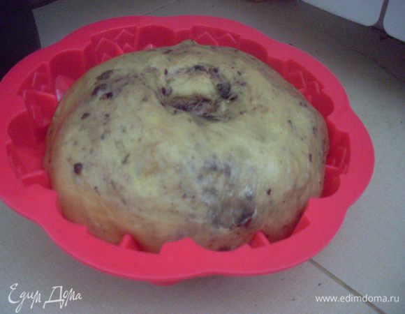 Тесто я вновь поставила у батареи, но уже в формочке (у меня одна диамером около 20 см). По рецепту на расстойку надо 2 часа, но я держала часов 6, пока оно хорошо не подросло. 