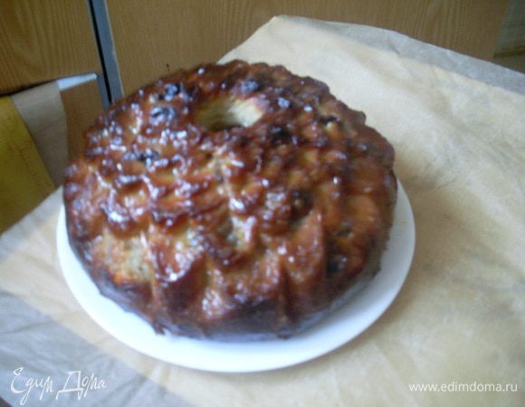 Приготовить сироп из воды, сахара и ванильного экстракта - все прогреть до кипения. Я поставила куглоф в подходящую посуду и облила сиропом, сразу вытащила и дала стечь остаткам сиропа. Куглоф у меня большой и погружать в сироп, как в оригинальном рецепте, не получилось бы. Поставила в холодильник на 15 минут.