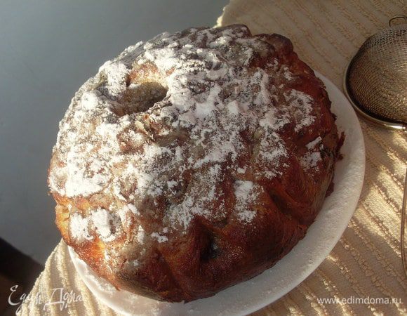 Вновь поставила куглоф в емкость и облила горячим ореховым маслом. Остудила 5 минут в холодильнике. Обсыпала сахарной пудрой (в оригинале - сахар, но я не люблю как он хрустит).