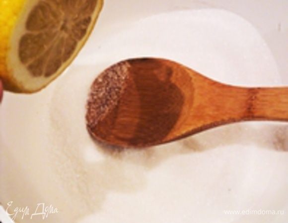 Чтобы приступить к тесту нужно приготовить его основу, а именно карамельный соус: 
Сахар для соуса насыпаем в сухую, желательно с толстым дном, кастрюльку и ставим на средний огонь. 
Чтобы усилить вкус карамели и предотвратить кристаллизацию сахара желательно добавить пару капелек лимонного сока.