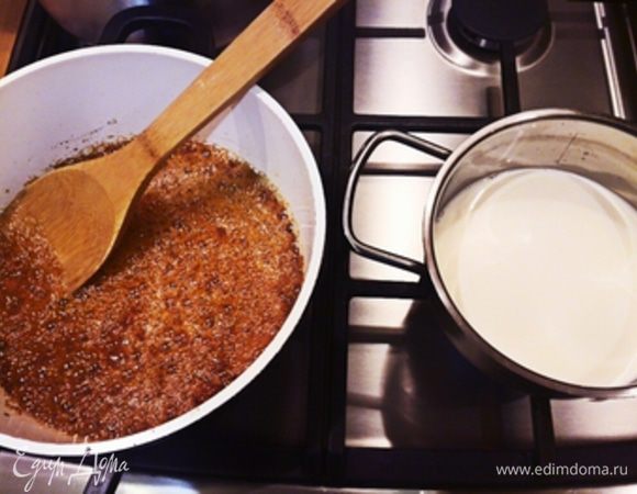 Медленно мешаем сахар, наблюдаем как она карамелизируется, следим, чтобы тон был равномерный (если карамель где-то будет темнее это грозит пригорьковатым вкусом в будущем кексе)
Как только карамель потемнеет прекращаем мешать и даем карамели закипеть и побыть в таком состоянии от 0,5 до 2 минут - это время за которое насыщается цвет, такой промежуток зависит от силы вашего огня и толщины кастрюльки
Опять же, следим, чтобы совсем не коричневела во избежание горького привкусу в будущем

В это время другой кастрюльке начните доводить до кипения сливки