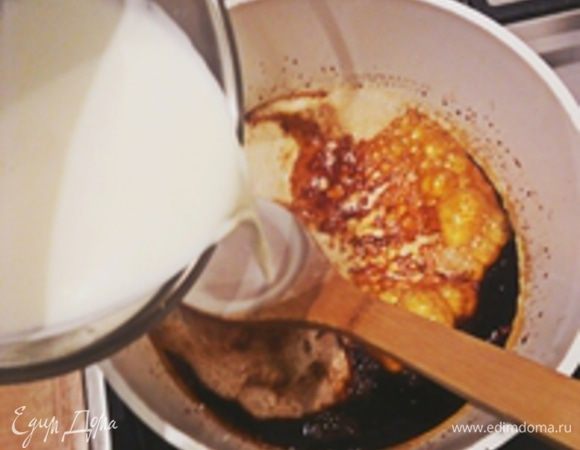 Не закипевшие! но уже очень горячие сливки вливаем в карамель, можно не тоненько струйкой, а всё сразу, но предупреждаю, что масса начнет очень сильно пениться, на пару минуток увеличится в объеме в 3-4 раза
Дайте карамель покипеть с минуту и оставьте остужаться.