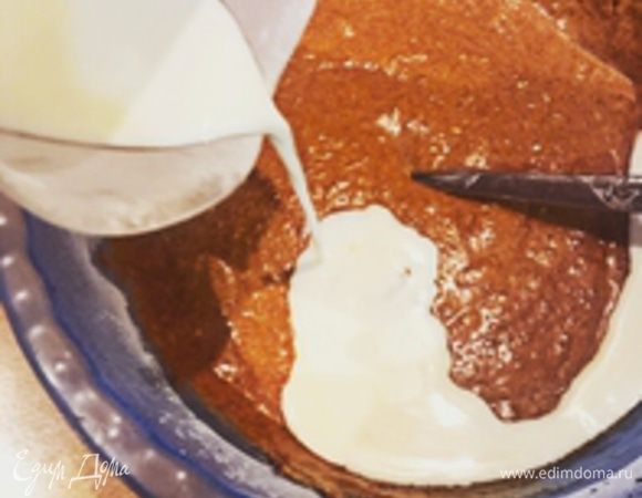 После добавляйте туда 100 г мягкого сливочного масла и остывшую до комнатной температуры карамель. После недолгого перемешивания еще 2 яйца и ванилин. Затем пол стакана молока. Тесто должно быть в меру густым, гуще жирной сметаны.