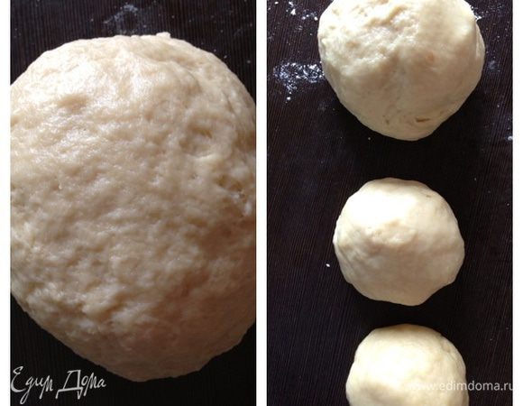 Замесим тесто, постепенно добавляя муку. Оно должно быть мягким и очень послушным. У меня ушло 2 стакана. Регулируйте сами. 
Разделим тесто на 3 части, одна из которых должна быть больше двух других одинаковых.