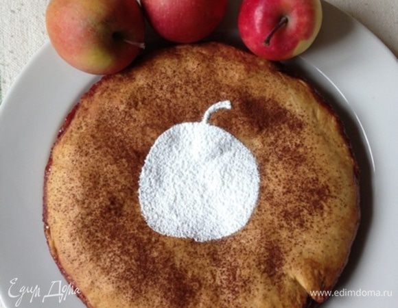 Достаем на пирог, аккуратно извлекаем из формы и украшаем по желанию!!
У меня  - сахарная пудра.
Нарезаем и подаем!!!! 
Мне пирог больше понравился полностью остывшим.Сахара в нем - то, что надо! Но сладкоежки могут добавить сахарку в тесто или начинку, особенно , если "сюрпризом" будут ягоды или орехи.
