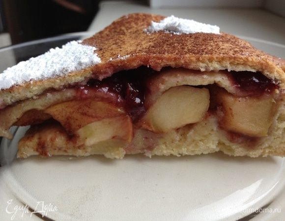 С утра кофе/чай с кусочком такого пирога - просто блаженство!!!
Мягкое песочное тесто, внушительный слой  ароматных яблочек под сладостью вишневого варенья, а в завершение приятная мягкая коричная корочка.
Угощайтесь!!!
