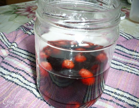 Начнем с приготовления малинового настоя. Нам понадобиться малиновый чай в пакетиках. Их нам потребуется 2 штуки. Заливаем чай кипятком, добавляем ягоды малины (свежей или замороженной). Настаиваем 3-4 минуты, чтоб чай не был горьким. процедить.