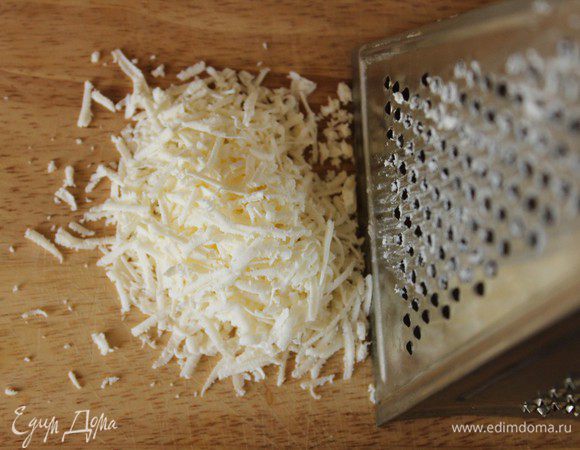 Брынзу натереть на мелкой терке.