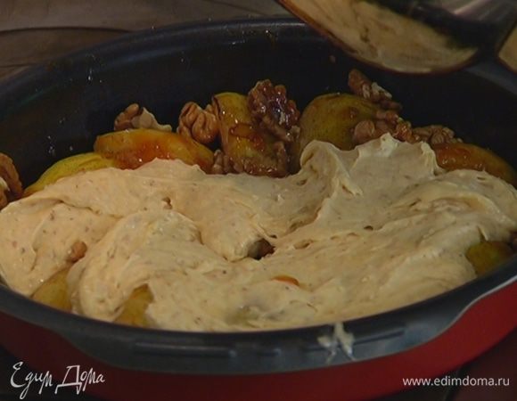 Сверху равномерно распределить тесто, так чтобы оно полностью покрывало груши.