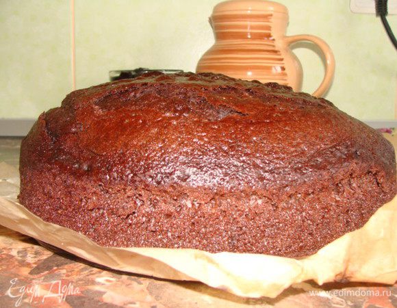 Выпекаем шоколадный бисквит на кипятке: все сухие ингредиенты смешать, добавить молоко, добавить масло, затем влить крутой кипяток, перемешать, вылить в форму и выпечь, в заранее разогретой до 200 гр. духовке. Печь 5 мин, затем убавить до 180 гр. Выпекать до сухой зубочистки.

Дать выстоятся бисквитам 8-24 часа.