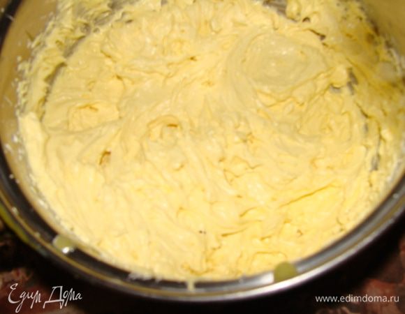 Измельчаем бисквиты по отдельности в крошку руками или в комбайне.
Готовим крем: взбиваем масло комнатной температуры, постепенно добавляя туда сгущенное молоко и сметану.
Для сметанного крема сахар перемешиваем со сметаной и ванилином.

Смешиваем медовые крошки с масляным кремом, шоколадные со сметанным кремом (Оставить часть сметанного крема для обмазки).
Должна получится густая и пропитанная масса из которой можно лепить. Если вам кажется суховатой можно добавить немного сметаны или сгущенного молока.