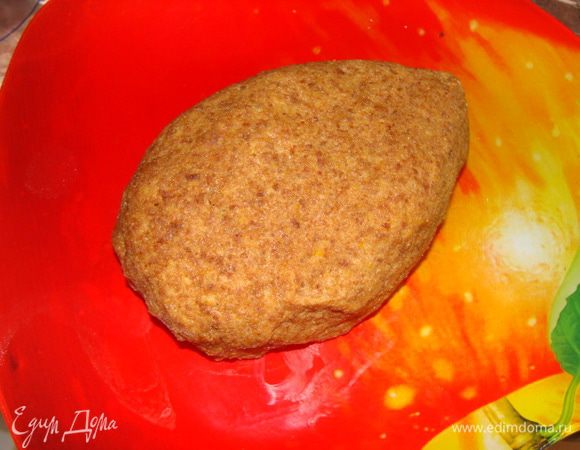 Делаем из  медовой крошки - шар.