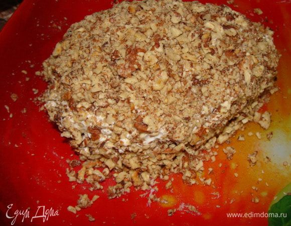 Посыпаем молотым орехом. 