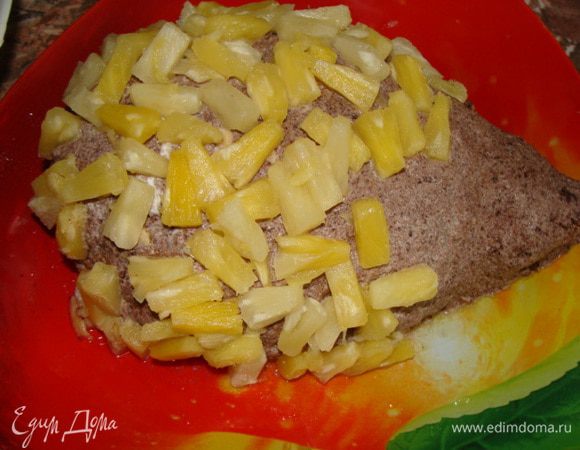 Далее покрываем тонким слоем шоколадной картошки. Формируем голову. И сверху покрываем кусочками ананаса, которые откинули предварительно на сито, для того чтобы убрать излишний сок и наш ежик не потек.