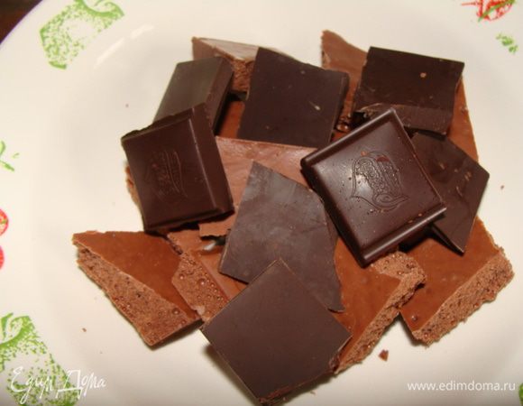 Растапливаем шоколад. Я это делаю в микроволновке. При мощности 750 вт -2 мин. 