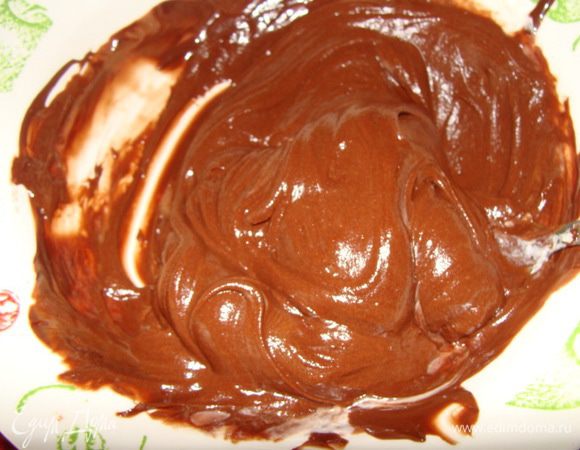 Добавляем в шоколад горячие сливки и перемешиваем. Получается вот такая масса, которая при остывании быстро твердеет.