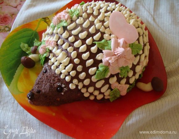 Для украшения я использовала масляный крем "Шарлотт". Иголки сделаны из масло (50г) + сметана( 5ст. ложек). Глазки и нос из черного шоколада, сердце из белого, грибочки из молочной мастики.