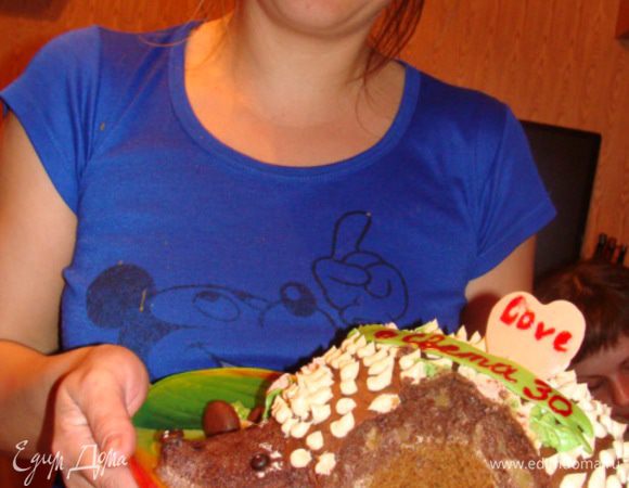 Это он в разрезе. Извиняюсь за качество фото, оно было сделано за праздничным столом в спешке. Сферические слои в натуральном виде выглядят очень оригинально и аппетитно! А на вкус- просто шик! Все были ОООчень довольны - и взрослые и дети!