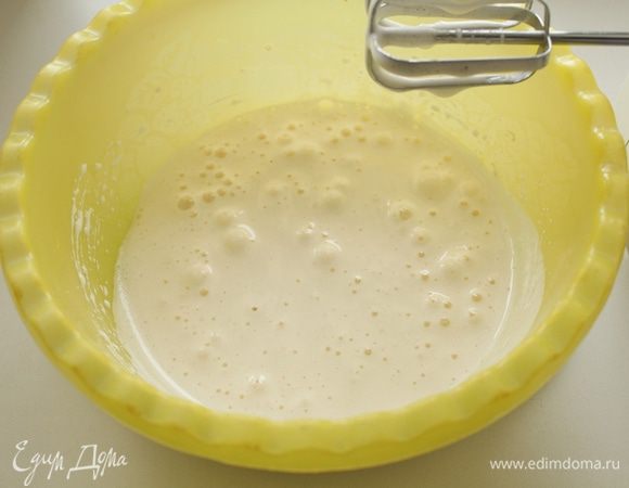 2 яйца взбить с сахаром, ванильным сахаром и солью  до пышной пены.