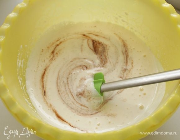 Добавить шоколадную смесь во взбитые яйца и перемешать ложкой.