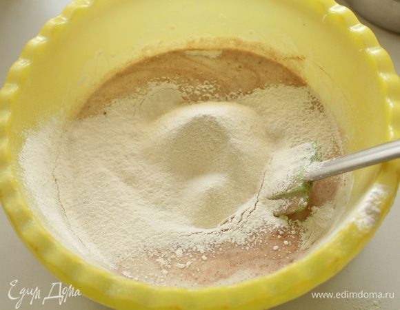 Затем добавить муку, просеянную с разрыхлителем, и аккуратно перемешать ложкой.
