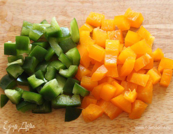 Перцы нарезать мелким кубиком.