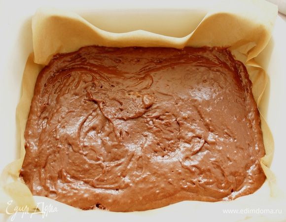 Дно  формы застелить бумагой для выпечки. Смазать бумагу и бока формы маслом. Выложить шоколадное тесто в  форму и разровнять его.