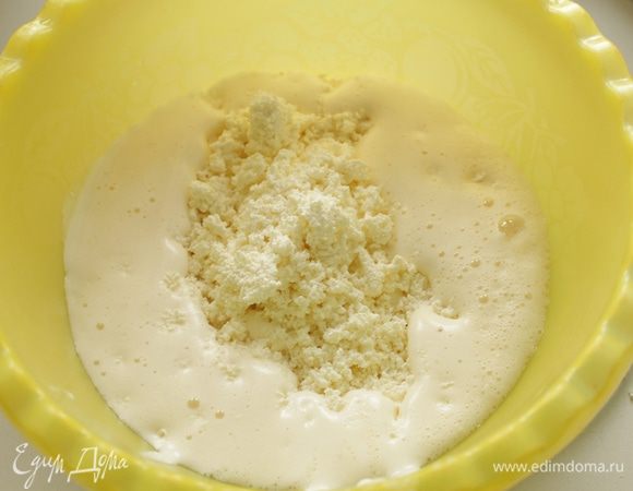 2 яйца взбить с сахаром и ванильным сахаром  до пышной пены. Добавить мягкий творог (лучше взять творожный сыр) и слегка взбить.