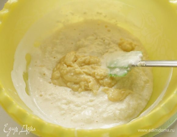 Белый шоколад растопить с одной столовой ложкой воды. Добавить растопленный шоколад в творожную массу и еще раз взбить до однородного состояния.