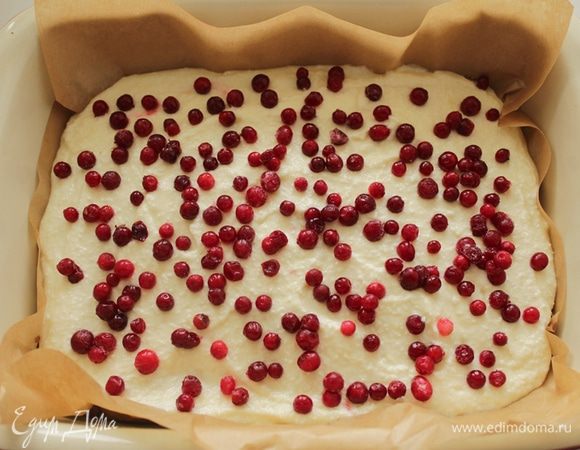 Выложить творожную начинку в форму на шоколадное тесто и разровнять ее. Посыпать брусникой.