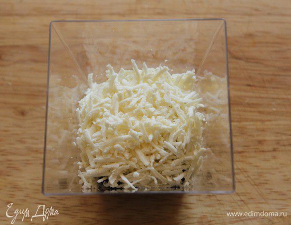 Второй слой - брынза, третий - остывшие обжаренные перцы.