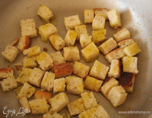 Сбрызнуть оливковым маслом и быстро обжарить на сильном огне.