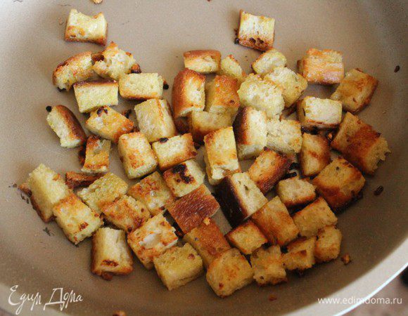 Чесночные крутоны готовы. Они мягкие внутри и хрустящие снаружи. Из черного хлеба тоже очень вкусно)))