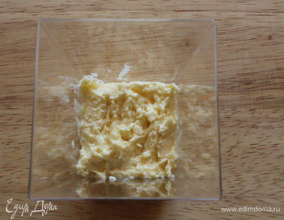 Выложить на дно стакана.