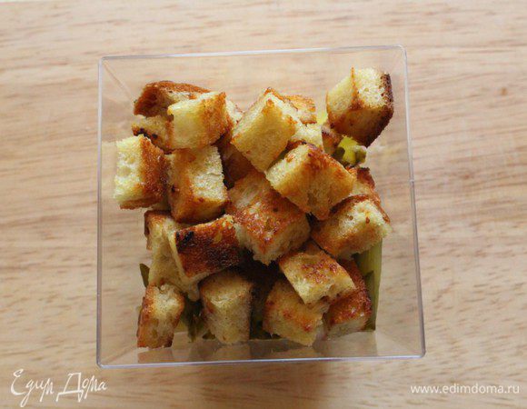 Сверху - чесночные крутоны.