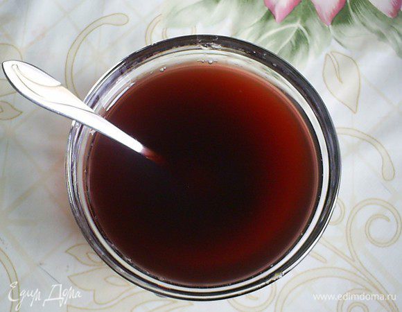 Желатин замачиваем в холодной воде, примерно 2 столовые ложки. Даем ему набухнуть. Затем растворяем желатин в горячем малиновом настое.