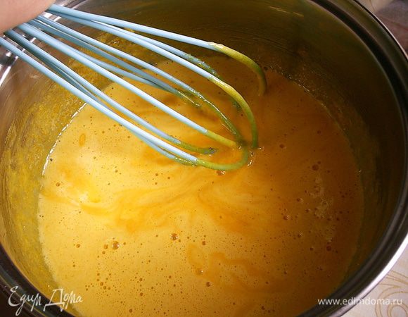 Желтки с сахаром и смешиваем венчиком.