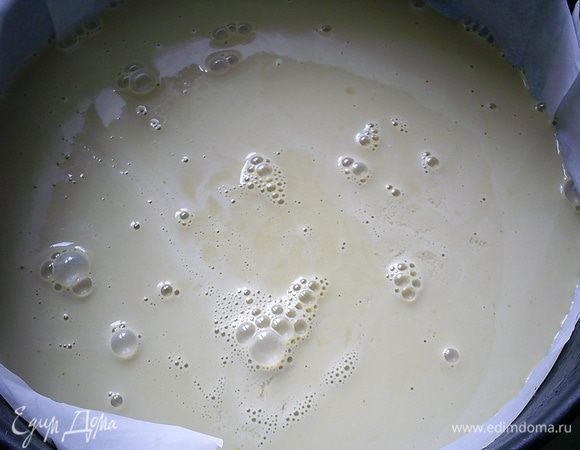 К желткам добавляем сливки и настой чая с желатином. Все перемешиваем и выливаем в форму диаметром 25 см. Дно и бока формы обязательно выстелите качественным пергаментом. 